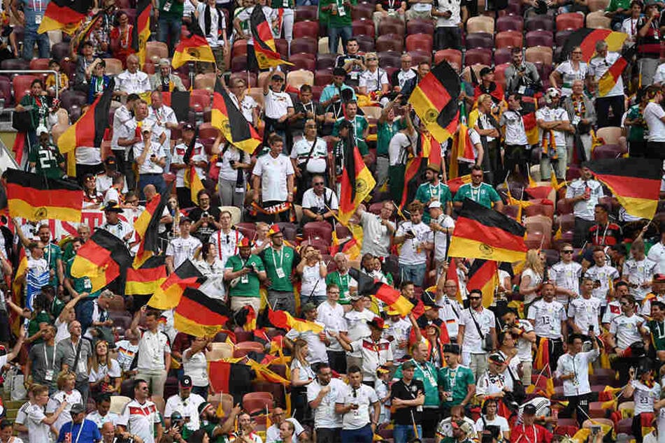 Die deutschen Fans im Lushniki-Stadion in Moskau sind in freudiger Erwartung auf das Spiel. 