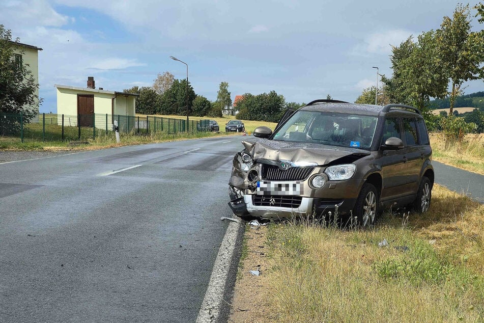 Das Auto des mutmaßlichen Unfallverursachers am Straßenrand.