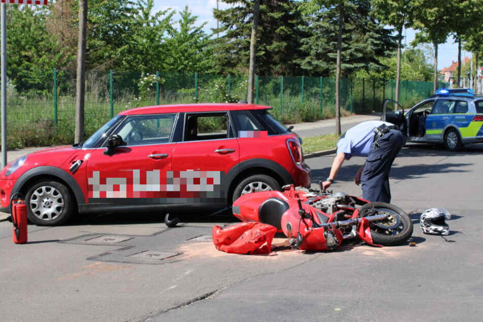 Der Fahrer des Minis übersah den Biker und erfasste das Motorrad.