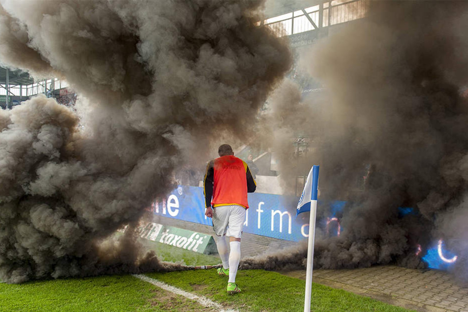 Eine Nebelbombe vorm Gäste-Block versperrte 2015 nicht nur Stefan Kutschke auf dem Weg zum Warmmachen die Sicht.