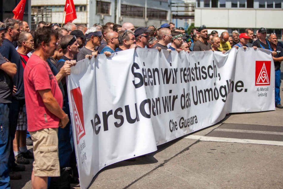 Sie wollen das "Unmögliche" und ihren Standort erhalten - rund 300 Schichtarbeiter der Leipziger Halberg-Gießerei traten gestern in einen Warnstreik.