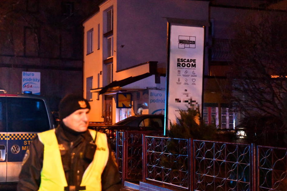 Die Fenster seien verschlossen und verriegelt gewesen. Beim Eintreffen der Rettungsdienste habe das Haus bereits in Flammen gestanden.