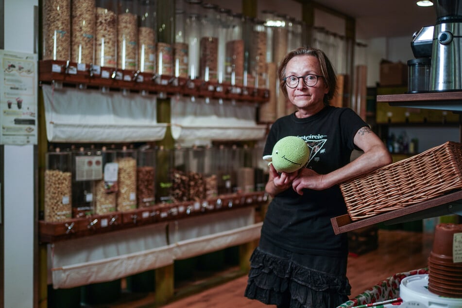 Inhaberin Berit Heller (56) mit ihrem Maskottchen "Hope" (zu Deutsch Hoffnung). Doch so richtig viel Hoffnung hat sie nicht mehr.