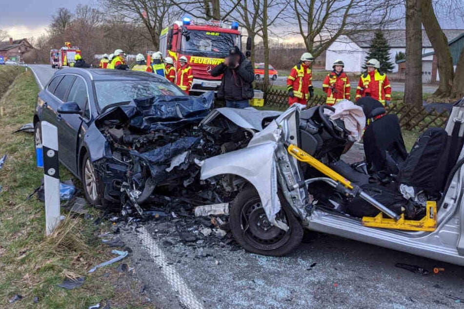 Tödlicher Unfall: Nissan kracht in Gegenverkehr, Ehepaar erliegt seinen schweren Verletzungen!