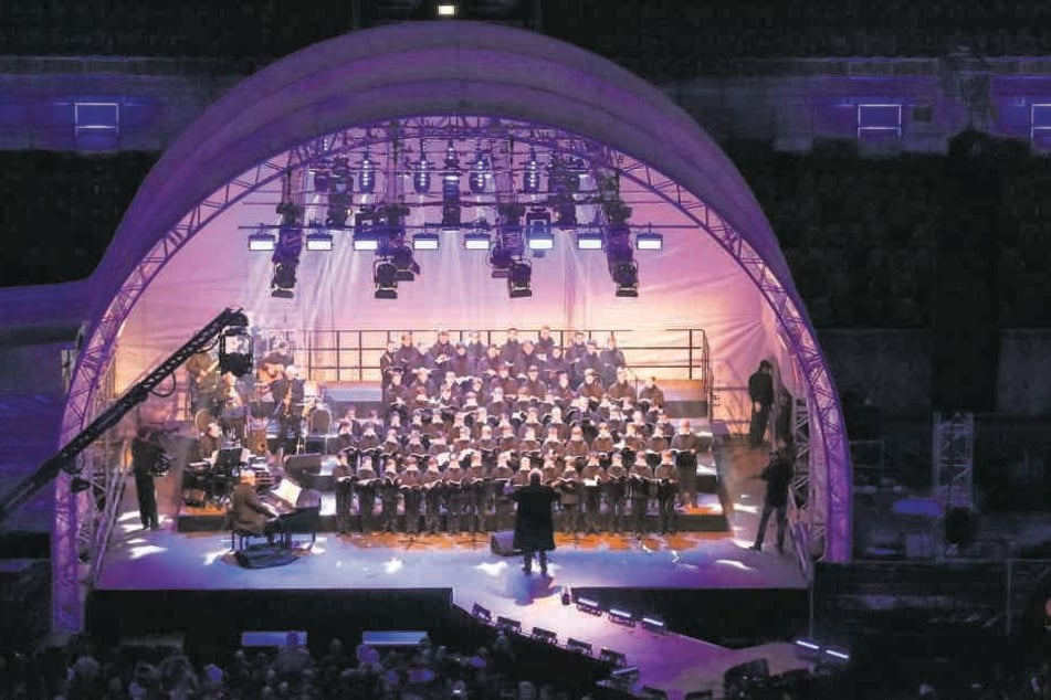 Der Kreuzchor auf der Bühne im Rudolf-Harbig-Stadion.