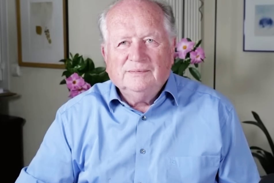 Heiner Flassbeck (75) macht auf YouTube kein Hehl aus seiner Meinung zum Bundeskanzler und dessen Politik.