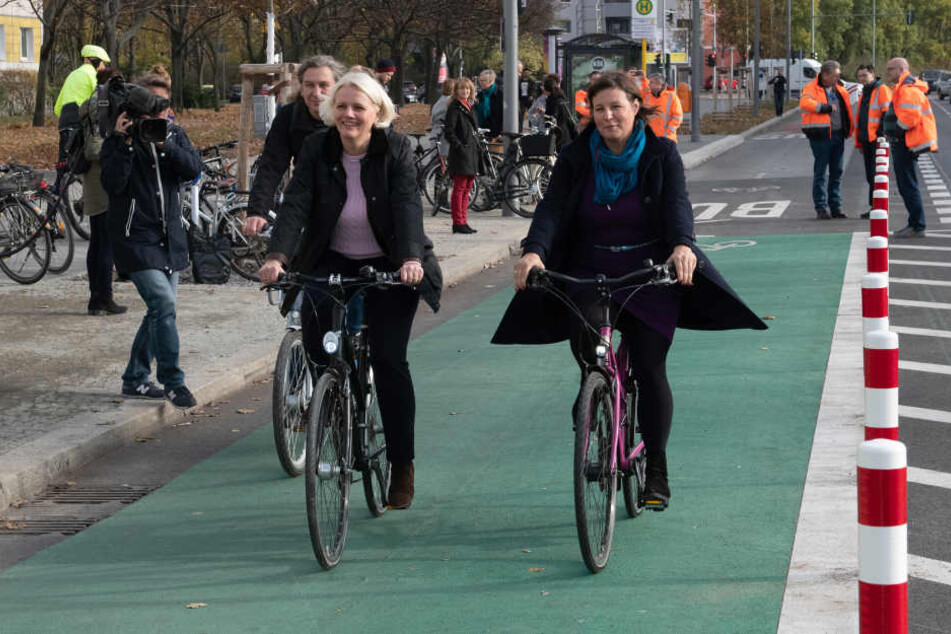 Kurz nach der Freigabe gehörte Verkehrssenatorin Regine Günther zu den ersten Radlern auf der neuen Strecke.