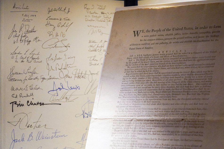 Die extrem seltene Erstausgabe der 1787 verabschiedeten US-Verfassung ist am Donnerstagabend in New York für rund 38 Millionen Euro versteigert worden.