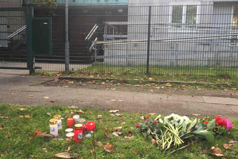 Blumen und Kerzen liegen in Gedenken an die Opfer in Halle vor der Synagoge in Hamburg.