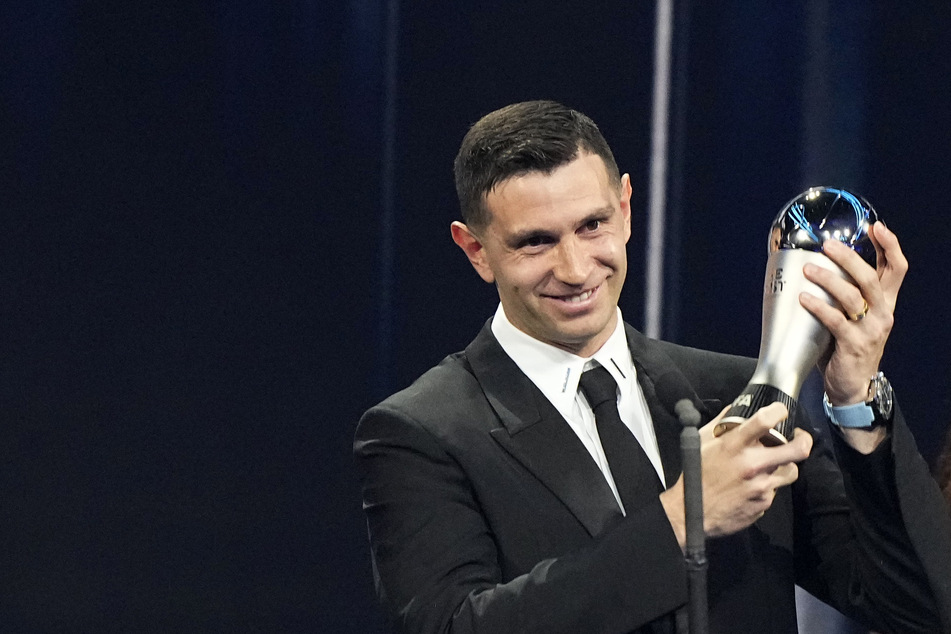 Diesmal gab es keine obszöne Geste mit dem Pokal. Der argentinische WM-Keeper Emiliano Martinez (30) wurde als bester Torhüter 2022 ausgezeichnet.