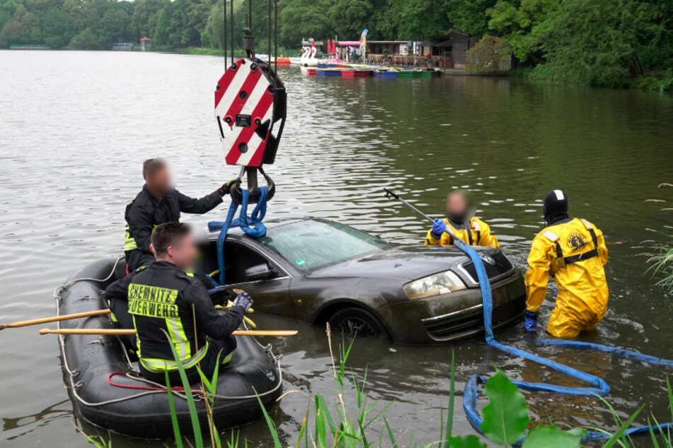 Der im Schlossteich versenkte Skoda wurde am Dienstag von der Feuerwehr entfernt.