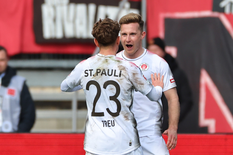 Johannes Eggestein (25, r.) hat erstmals seit 1036 Minuten wieder für den FC St. Pauli getroffen.