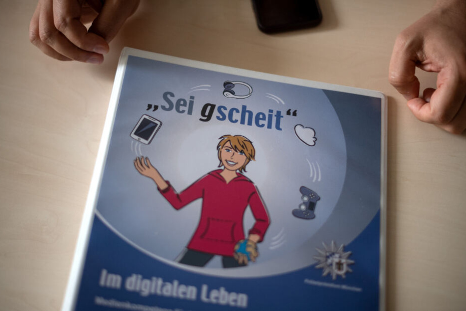 Ein Heft der Polizei, das über den richtigen Umgang mit digitalen Medien informieren soll.