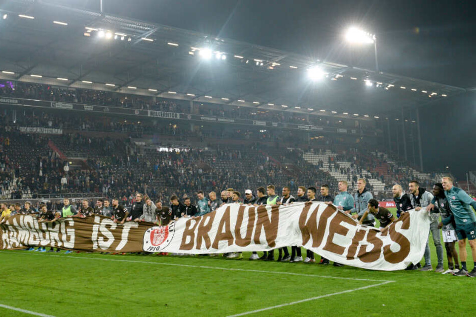 Nach der Partie standen die Kiezkicker mit einem Banner "Hamburg ist braun weiss" vor ihren Fans.