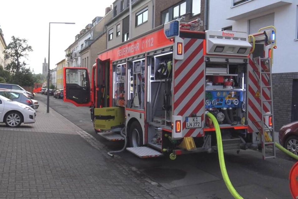 Die Feuerwehr wurde nachts alarmiert, musste bis in die frühen Morgenstunden löschen.