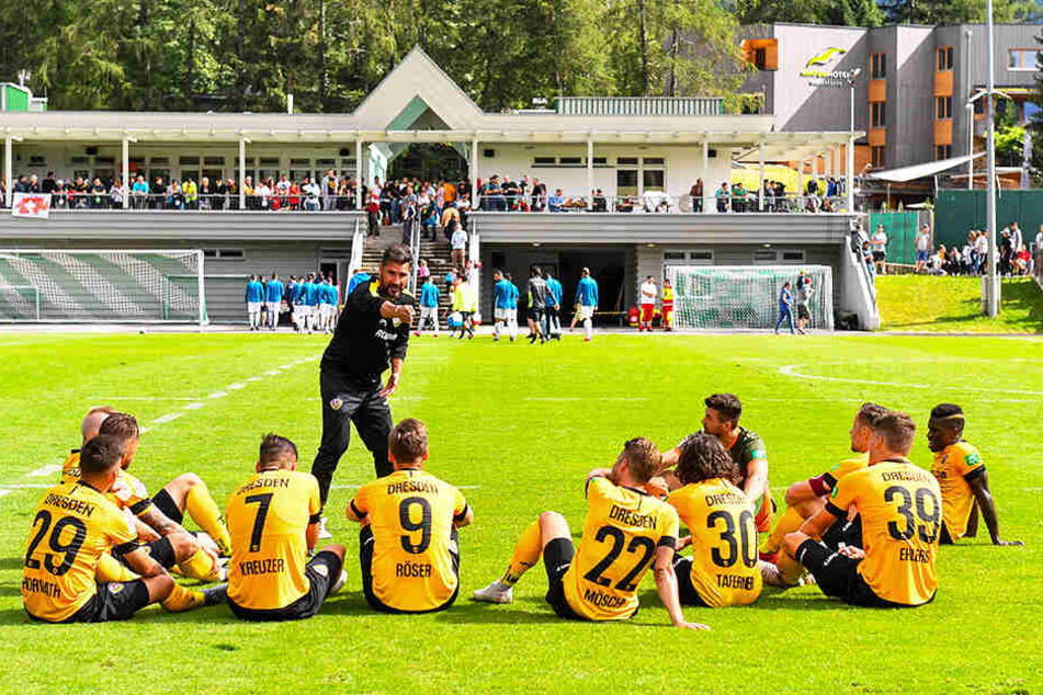 Cristian Fiel in der Halbzeitpause im Test gegen Athen (1:1). Er gibt seinen Spielern taktische Anweisungen.Die Taktik war bei ihm der große Schwerpunkt im Camp.