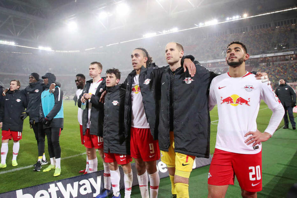Vor dem Auswärtsblock horchten die Spieler den Gesängen der fast 500 mitgereisten Fans.