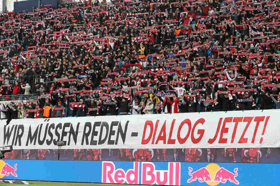 Die Fans wollten reden und skandierten auf einem Plakat "Dialog jetzt!" Der Wunsch blieb am Samstag unerfüllt.