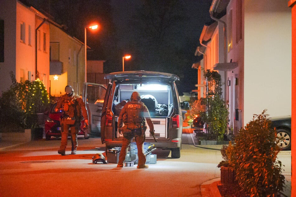 Schwer bewaffnete Spezialkräfte der Polizei rückten wegen einer Bedrohungslage im schwäbischen Unterensingen an.