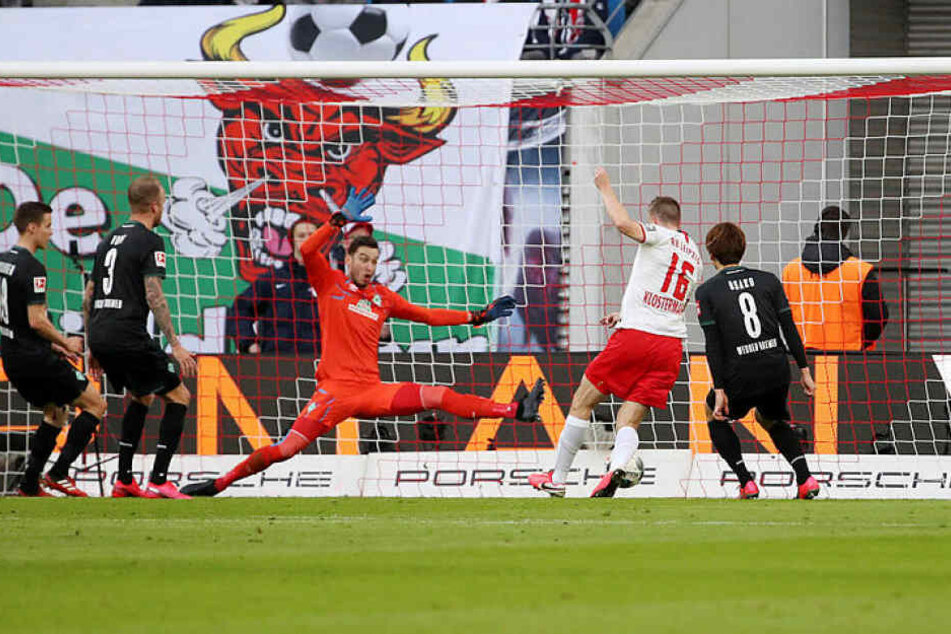 Lukas Klostermann (2.v.r.) konnte nach Querlage von Patrik Schick in der 18. Minute zum 1:0 für RB einschieben.