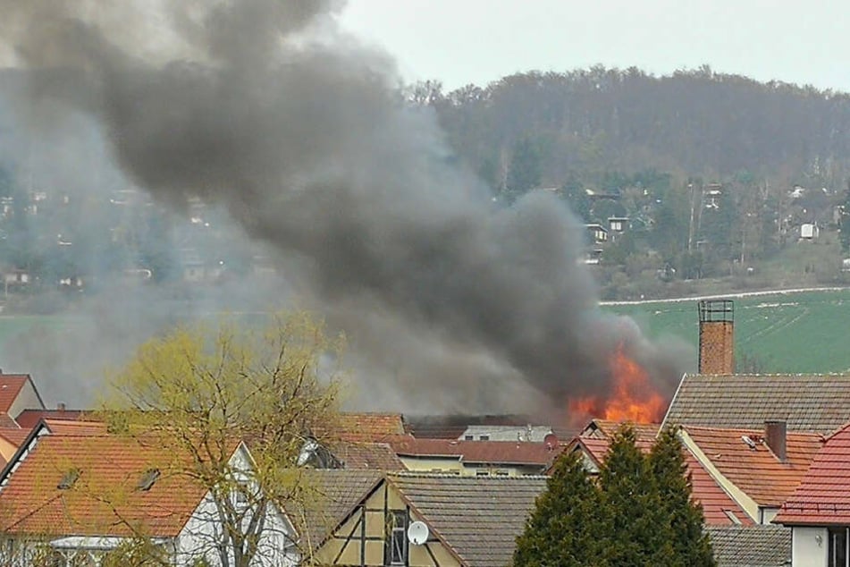 Die Flammen schlugen meterhoch aus dem Dach der Scheune.