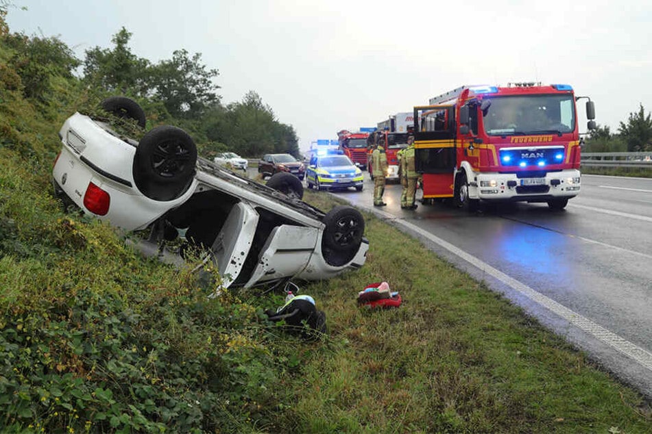 Der VW Polo blieb auf dem Dach liegen.