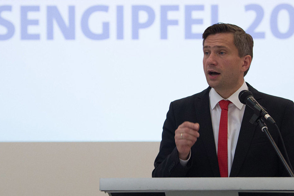 SPD-Landes-Chef Martin Dulig (43) am Donnerstag bei der Vorstellung seiner Ideen in
Dresden.