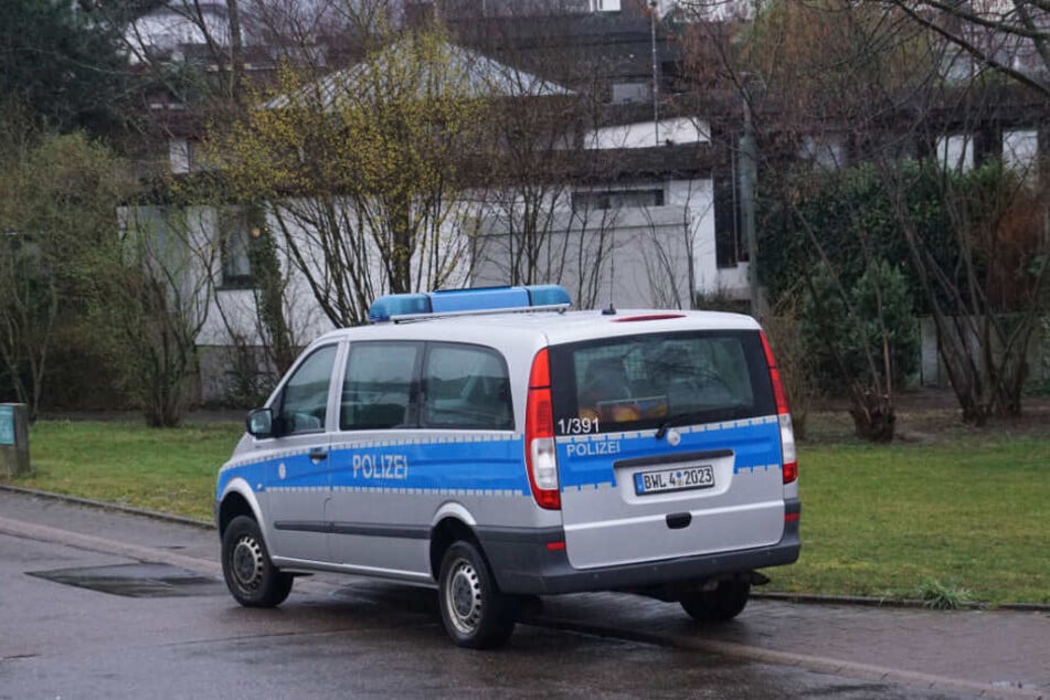 Beamte der Kriminalpolizei ermitteln die Brandursache.