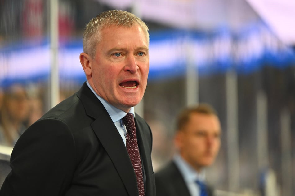 Eislöwen-Job in Gefahr: Coach Niklas Sundblad (52) auf einem wackeligen Trainer-Stuhl.