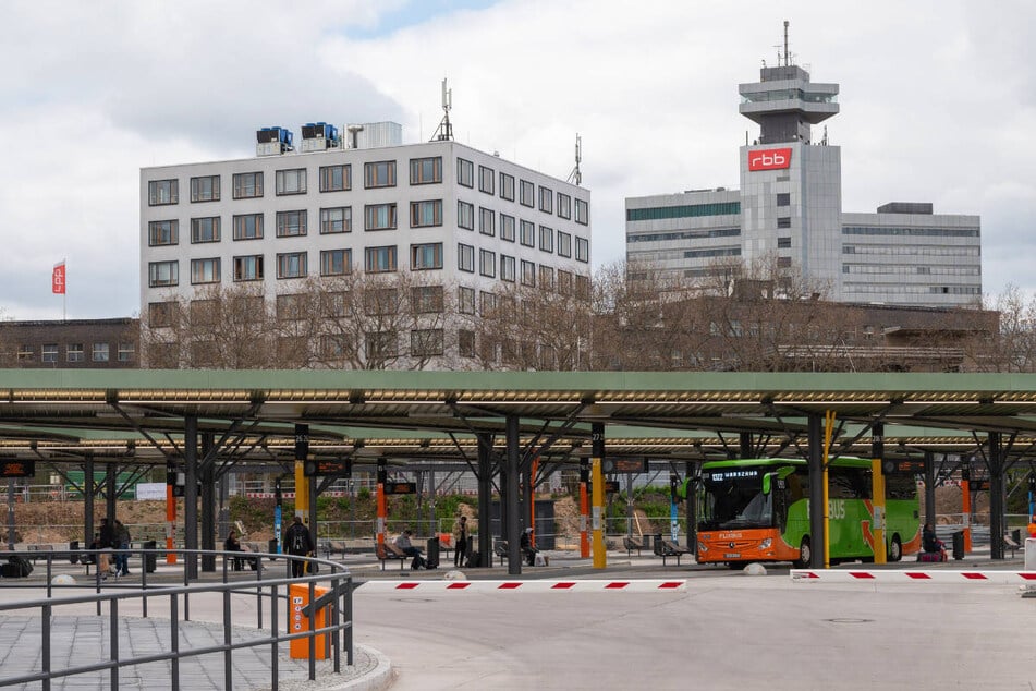 Die Polizei hat am Mittwochabend nahe dem Zentralen Omnibusbahnhof Bahnhof Berlin auf einen Fluchtwagen geschossen. (Archivfoto)