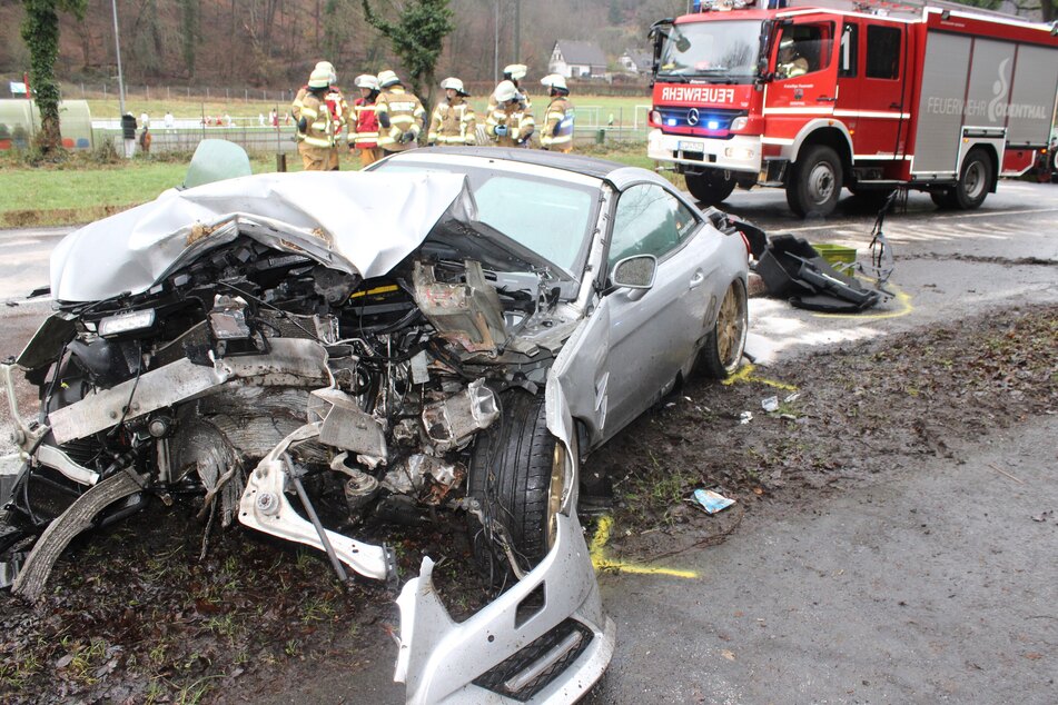 Der Mercedes des 62-jährigen Mannes wurde komplett zerstört.
