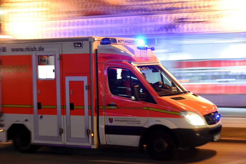 Ein Rettungswagen brachte den 23-Jährigen ins Krankenhaus. (Symbolbild)