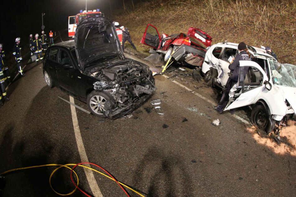 Horror-Crash auf Landstraße! Frau (19) stirbt, zwei weitere verletzt