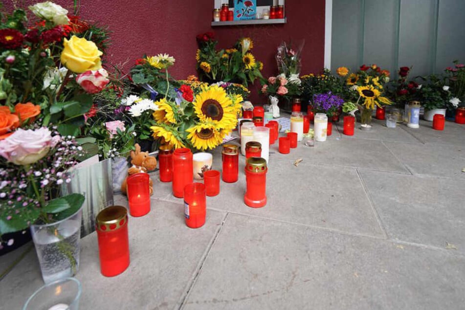 Kerzen und Blumen vor der Praxis des getöteten 51-Jährigen.