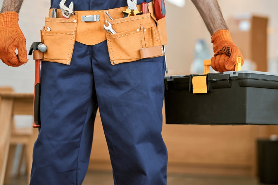 Dieb stellt sich als Handwerker vor: Seniorin verliert über Tausend Euro an Schmuck