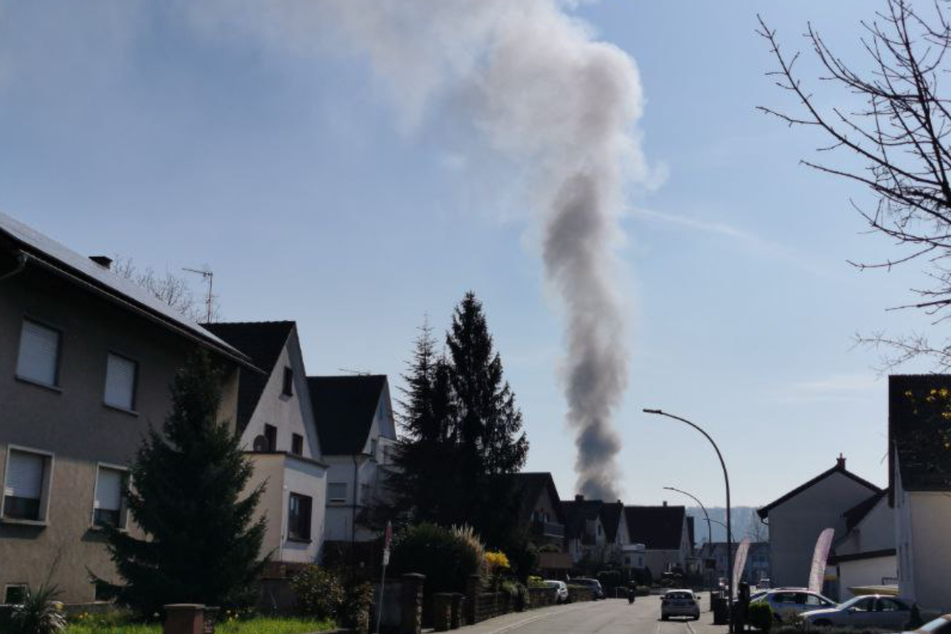 Der Rauch ist schon von Weitem zu sehen.