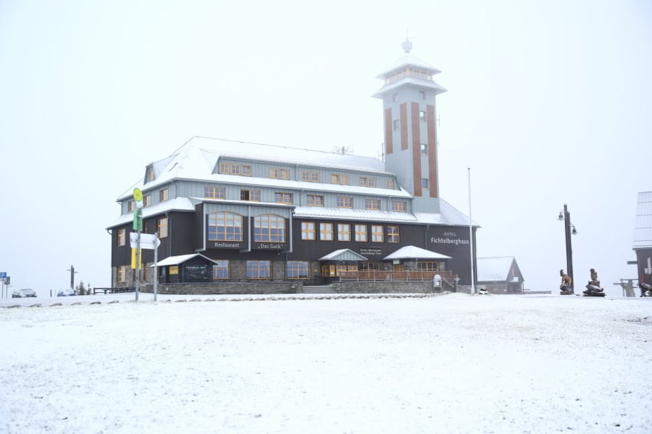 Auf dem Fichtelberg lag am Dienstag eine leichte Schneedecke.