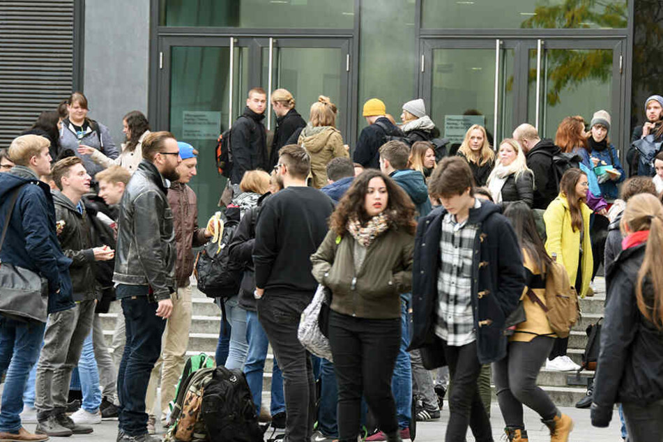 Leipzig und Dresden werden immer jünger. Grund dafür ist unter anderem der Zuzug junger Studenten aus Westdeutschland.