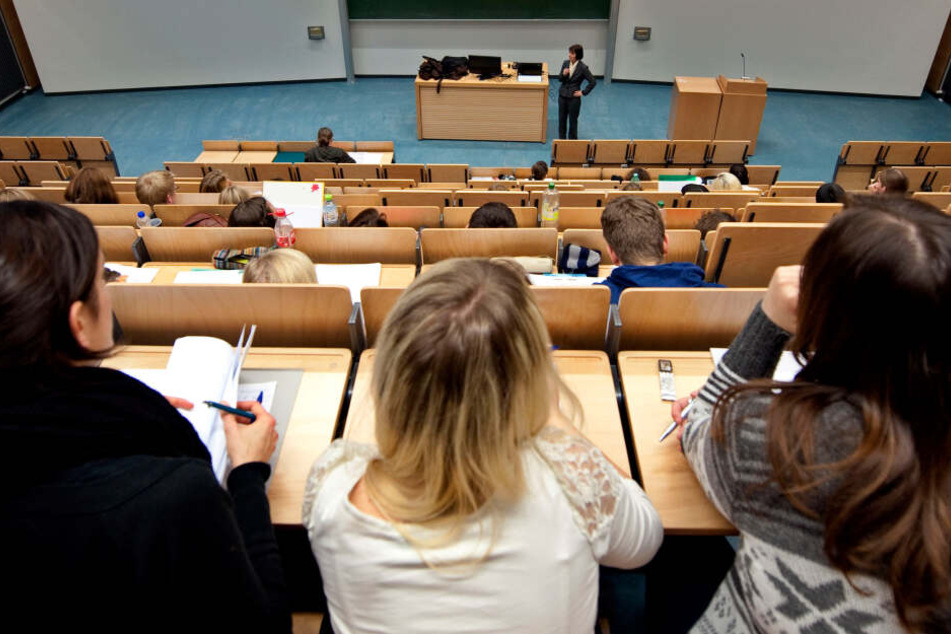 Studenten der Universität Rostock sitzen in einem Hörsaal .