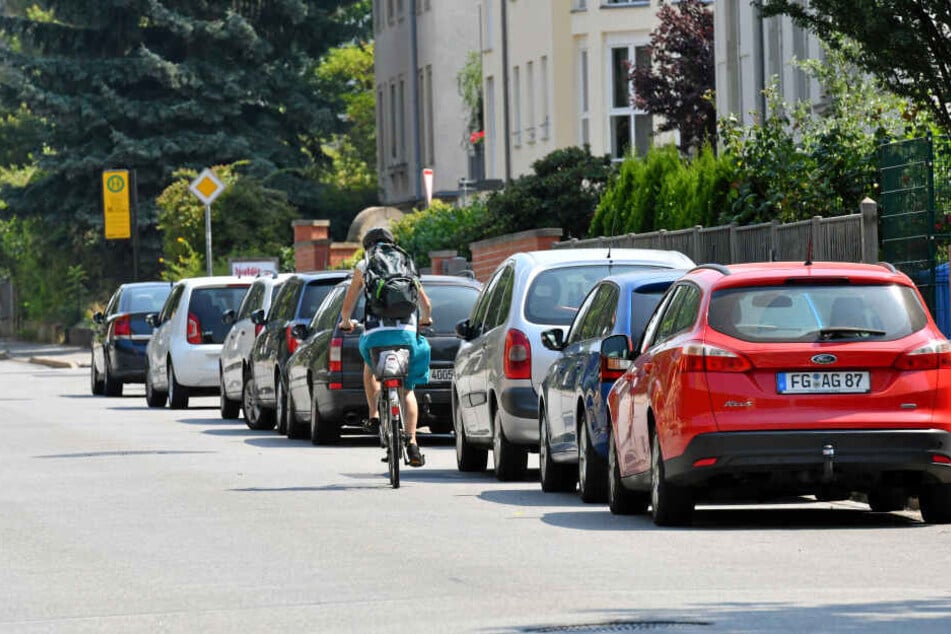 Noch müssen sich Radfahrer an der Nöthnitzer Straße an parkenden und fahrenden Autos vorbeischlängeln.