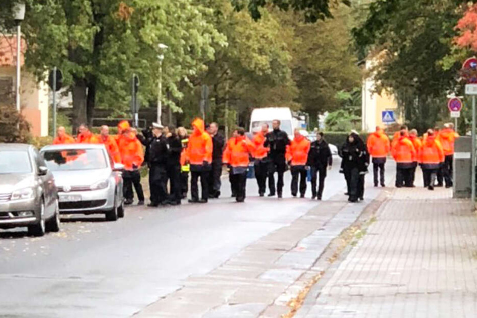 Das Foto zeigt Einsatzkräfte beim Beginn der Evakuierung in Hanau.