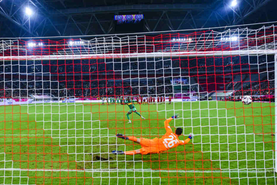 Telekom-Cup Finale gegen Borussia Mönchengladbach im Januar: Bayerns Torwart Sven Ulreich hechtet nach dem Ball während Gladbachs Denis Zakaria gegen den Pfosten schießt. (Archivbild)