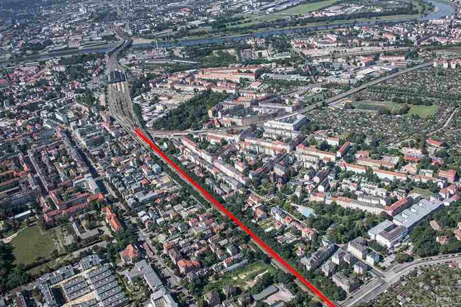 Wo das Neustädter Bahnhofsgelände endet (obenlinks), beginntder Dammweg (F.u.). Hier soll -parallel zu den Bahnschienen- die Radtrasse entlang führen.