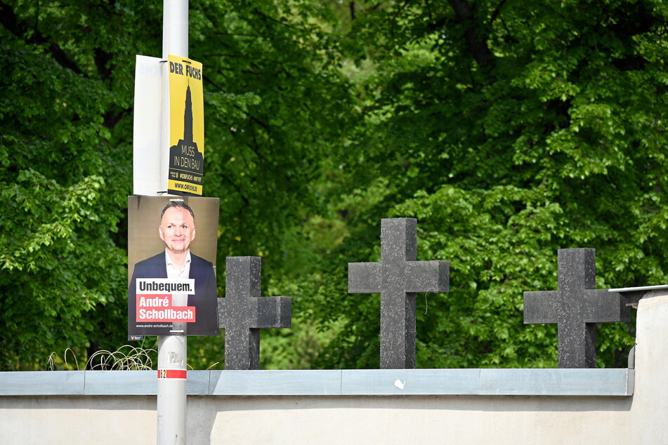 So nah wie hier am Friedhof Leuben dürfen keine Wahlplakate hängen.