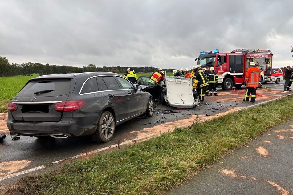 Auf einer Landstraße in Niedersachsen sind am Mittwoch zwei Autos frontal zusammengekracht.