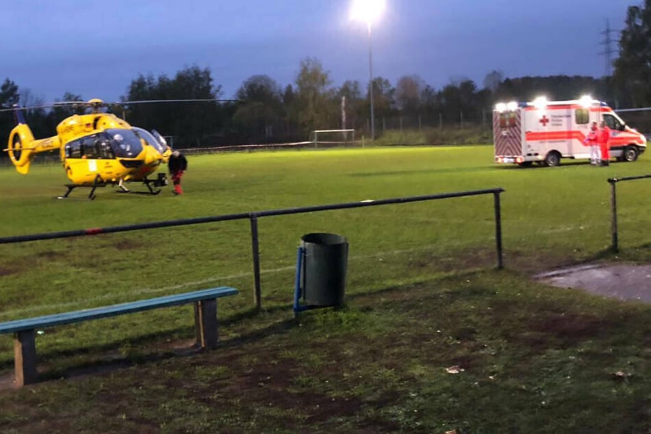 Ein Rettungshubschrauber brachte den Schiedsrichter nach der Attacke in eine Klinik.