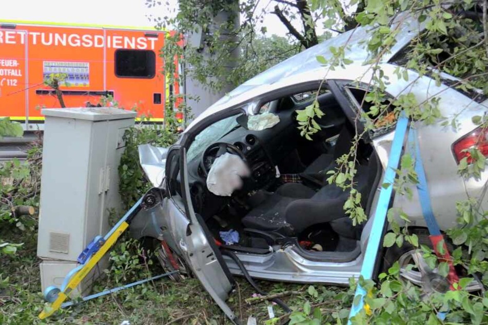 Das Auto ist nach dem Unfall völlig zerstört.