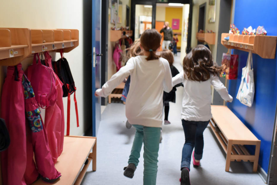 Ein verurteilter und nach einer mehrjährigen Haftstrafe wieder freie Pädophiler war neben eine Kita in der Nähe von Halle (Saale) gezogen. Jetzt wurde er von der Polizei abgeführt. (Symbolbild)