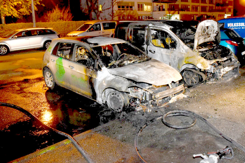 Unbekannte fackeln Autos in Lichtenberg ab