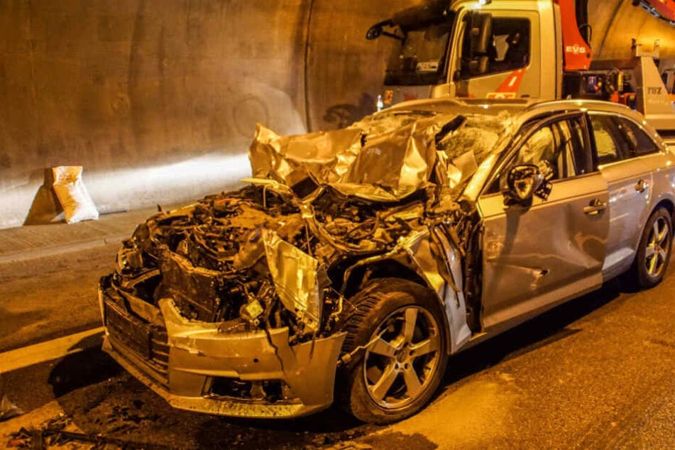 Der völlig demolierte Unfall-Audi.